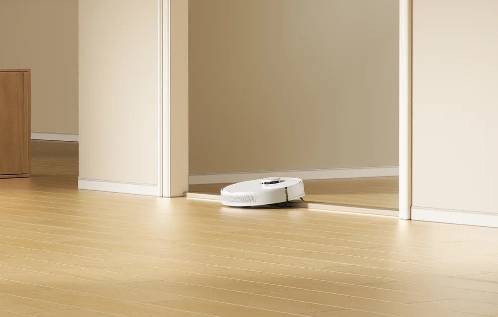 Robot sprzątający Dreame D9 Max Gen 2 biały przechodzenie robota przez próg w mieszkaniu